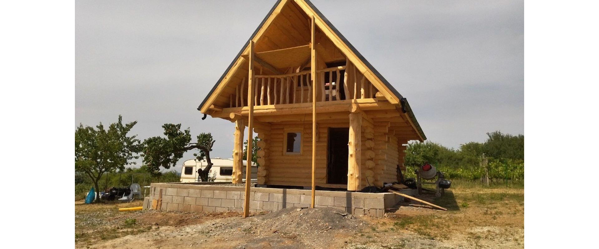 JKV REAL I Ponúkame na predaj zrubovú chatu s pekným pozemok v obci Rybník