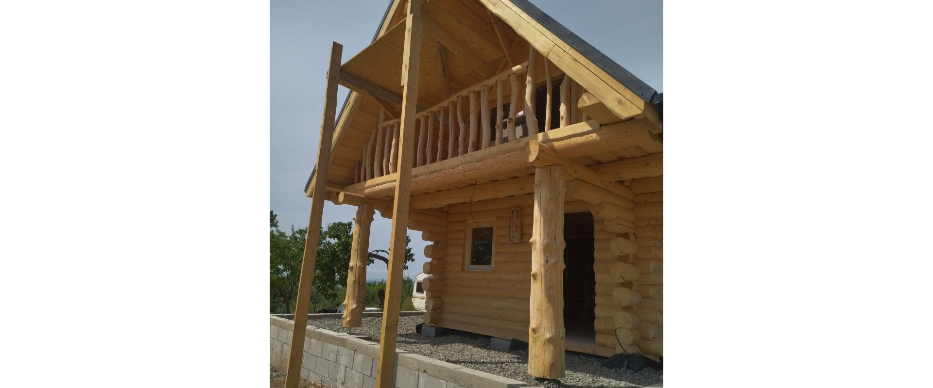 JKV REAL I Ponúkame na predaj zrubovú chatu s pekným pozemok v obci Rybník