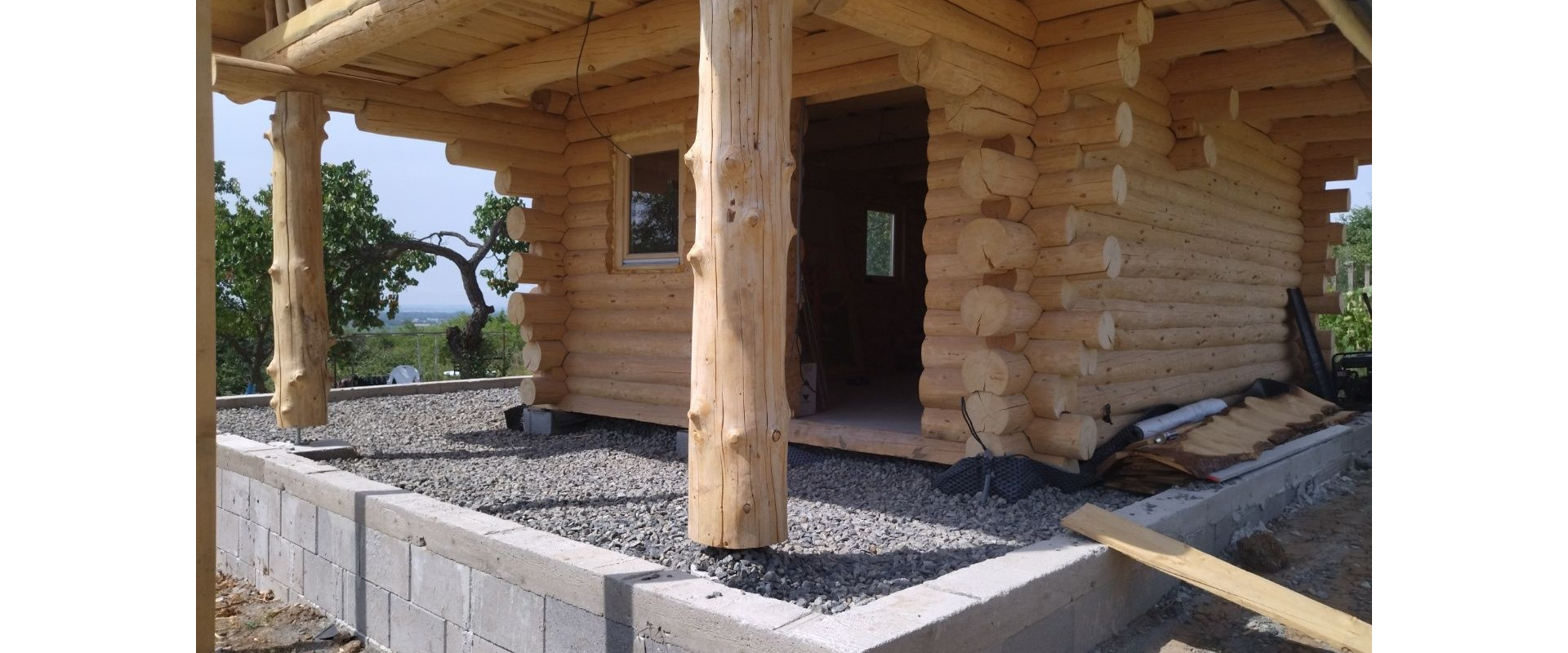 JKV REAL I Ponúkame na predaj zrubovú chatu s pekným pozemok v obci Rybník