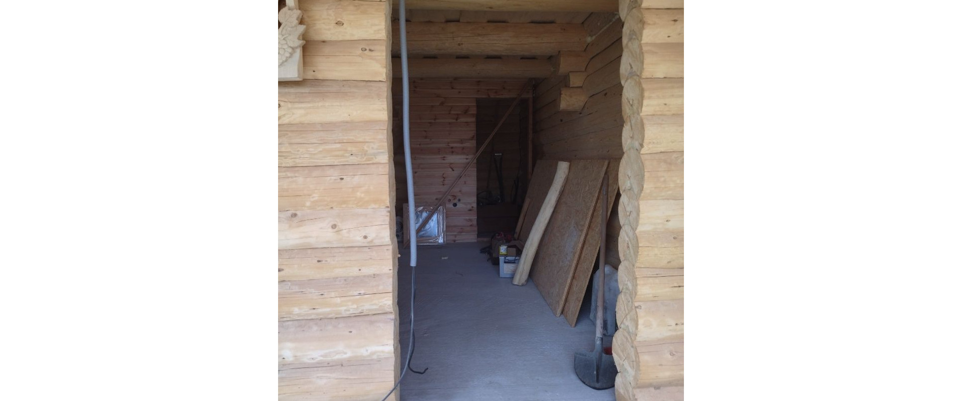 JKV REAL I Ponúkame na predaj zrubovú chatu s pekným pozemok v obci Rybník