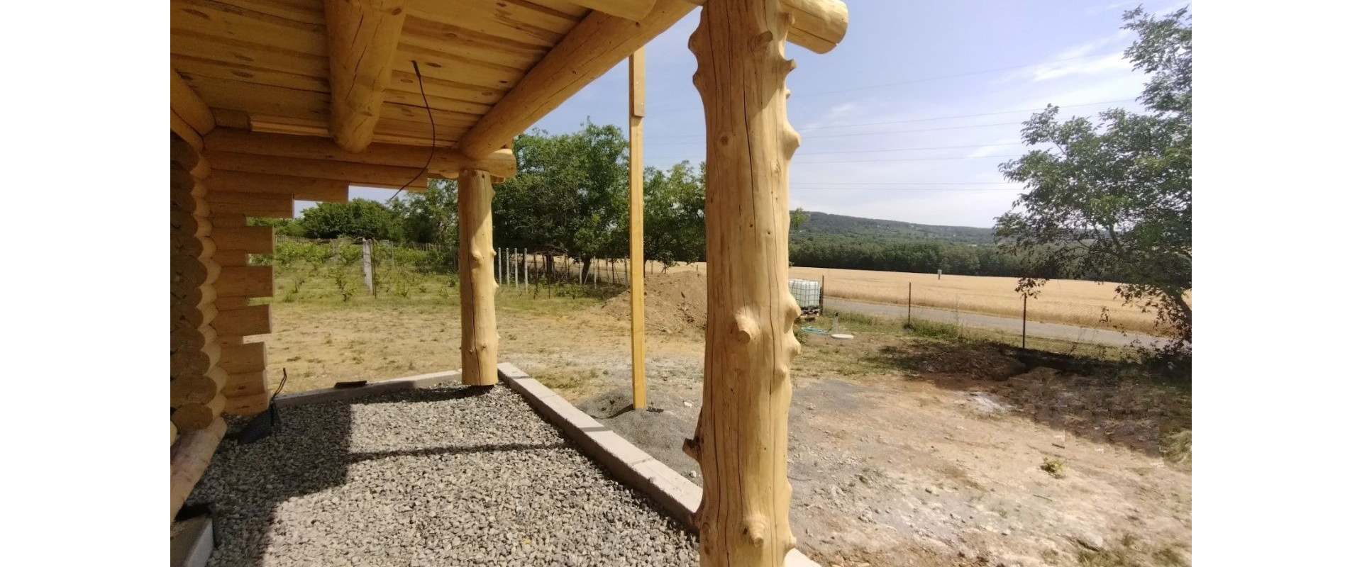 JKV REAL I Ponúkame na predaj zrubovú chatu s pekným pozemok v obci Rybník