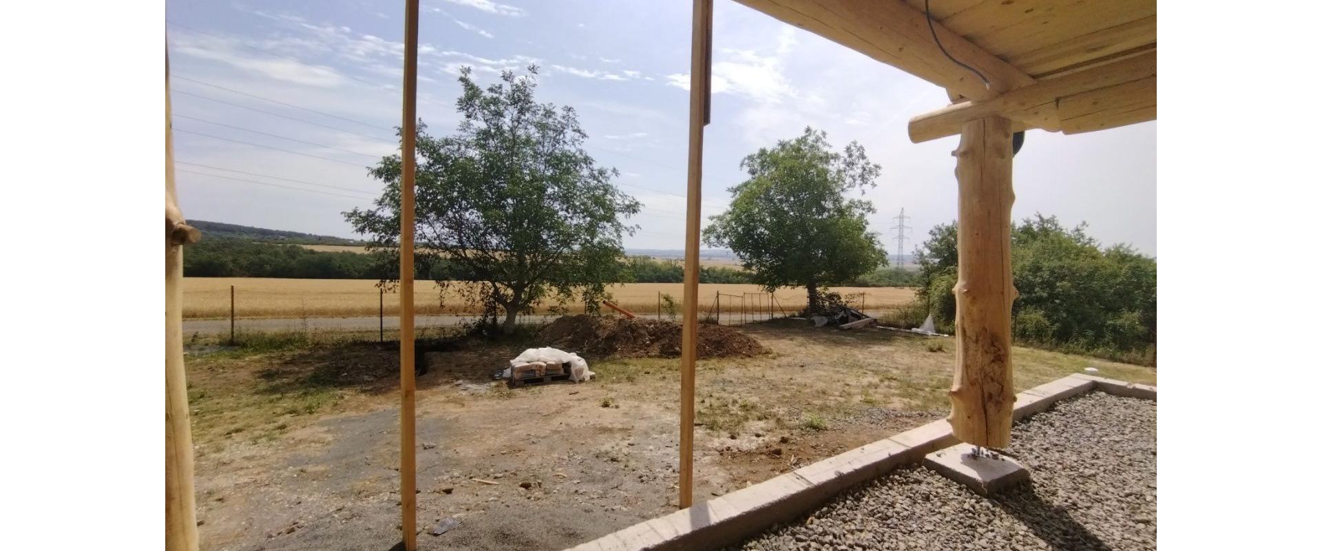 JKV REAL I Ponúkame na predaj zrubovú chatu s pekným pozemok v obci Rybník