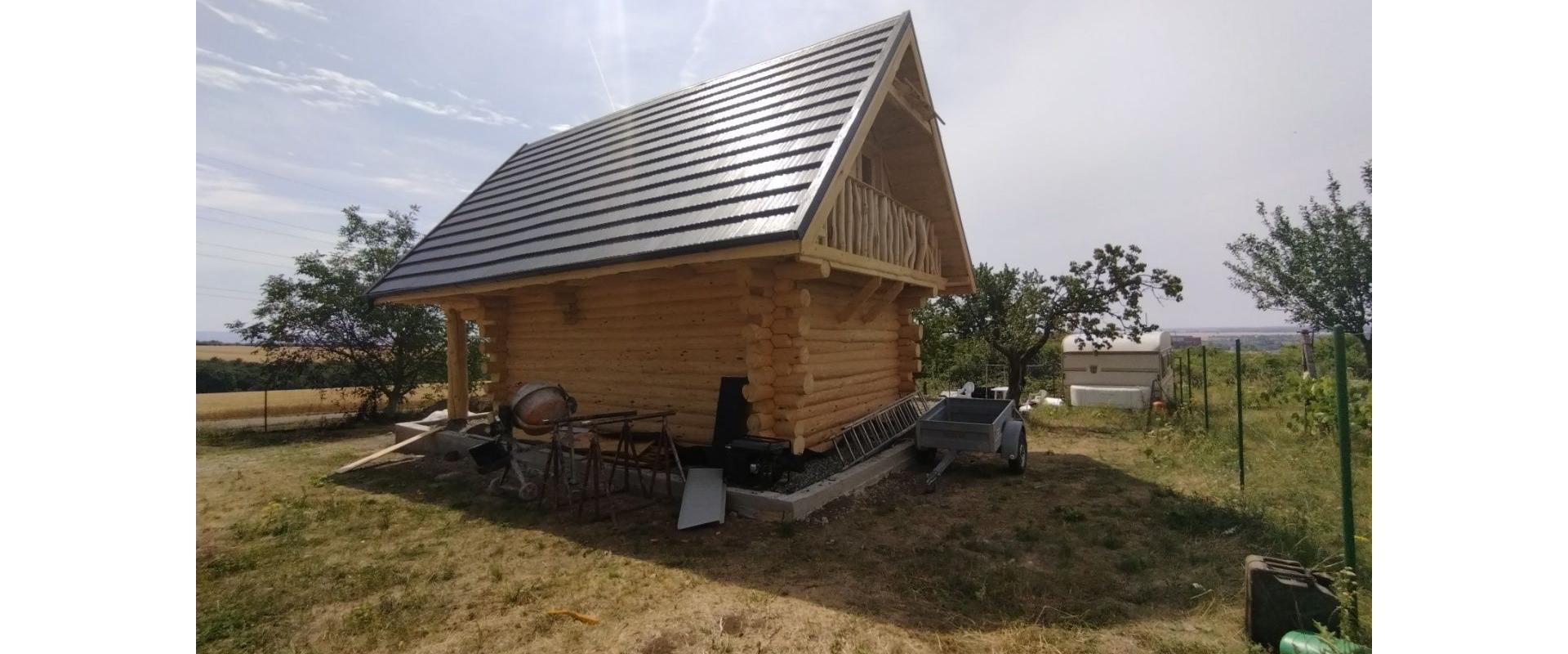 JKV REAL I Ponúkame na predaj zrubovú chatu s pekným pozemok v obci Rybník