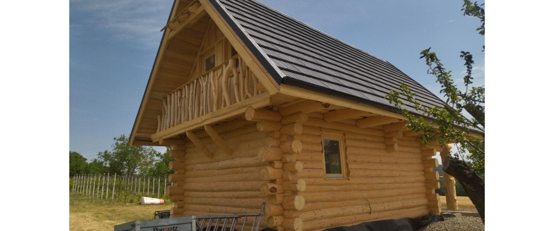 JKV REAL I Ponúkame na predaj zrubovú chatu s pekným pozemok v obci Rybník