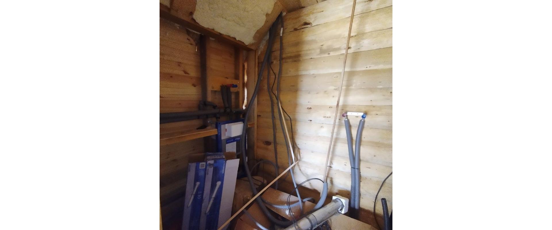 JKV REAL I Ponúkame na predaj zrubovú chatu s pekným pozemok v obci Rybník