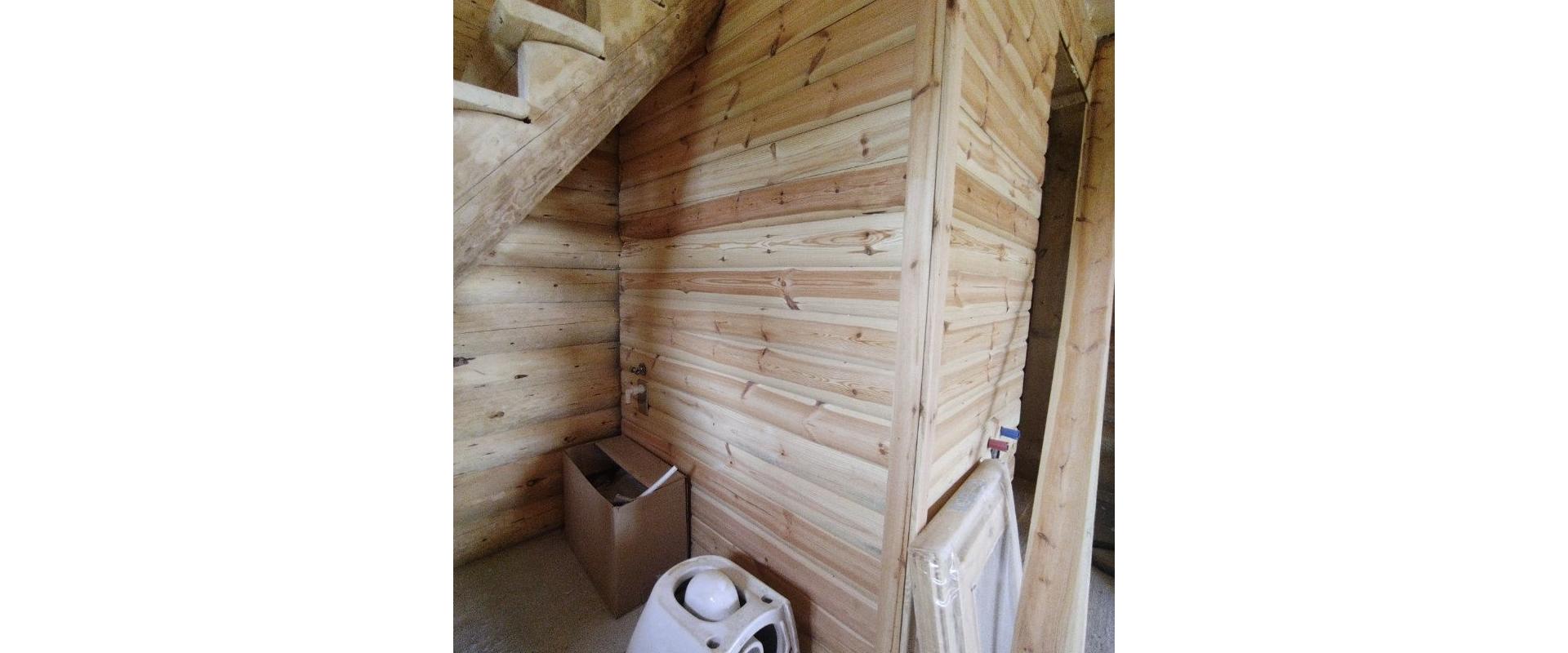 JKV REAL I Ponúkame na predaj zrubovú chatu s pekným pozemok v obci Rybník