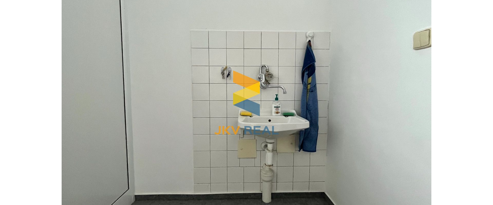 JKV REAL | Ponúkame na prenájom kancelársky priestor na ulici M. Falešníka v Prievidzi