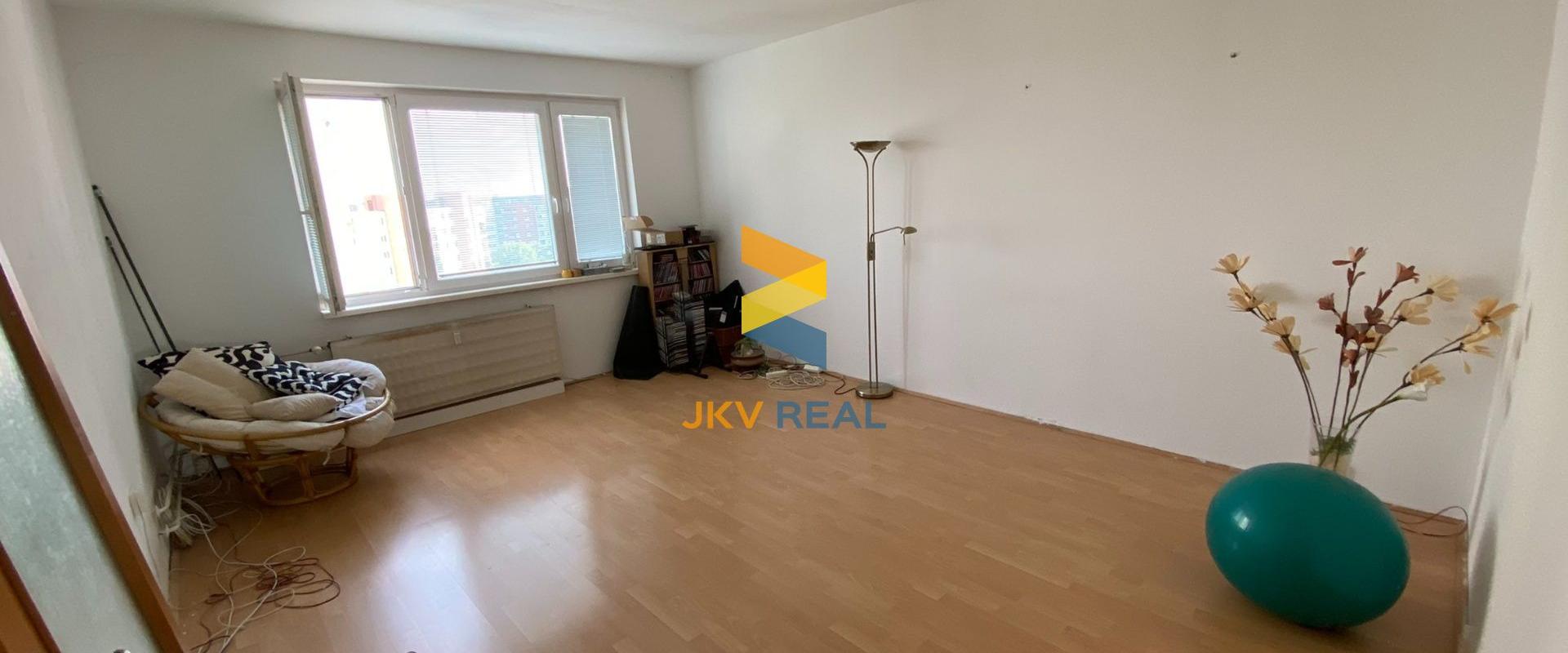 Priestranný byt v centre - samostatná kuchyňa a pivnica - Senec | JKV REAL