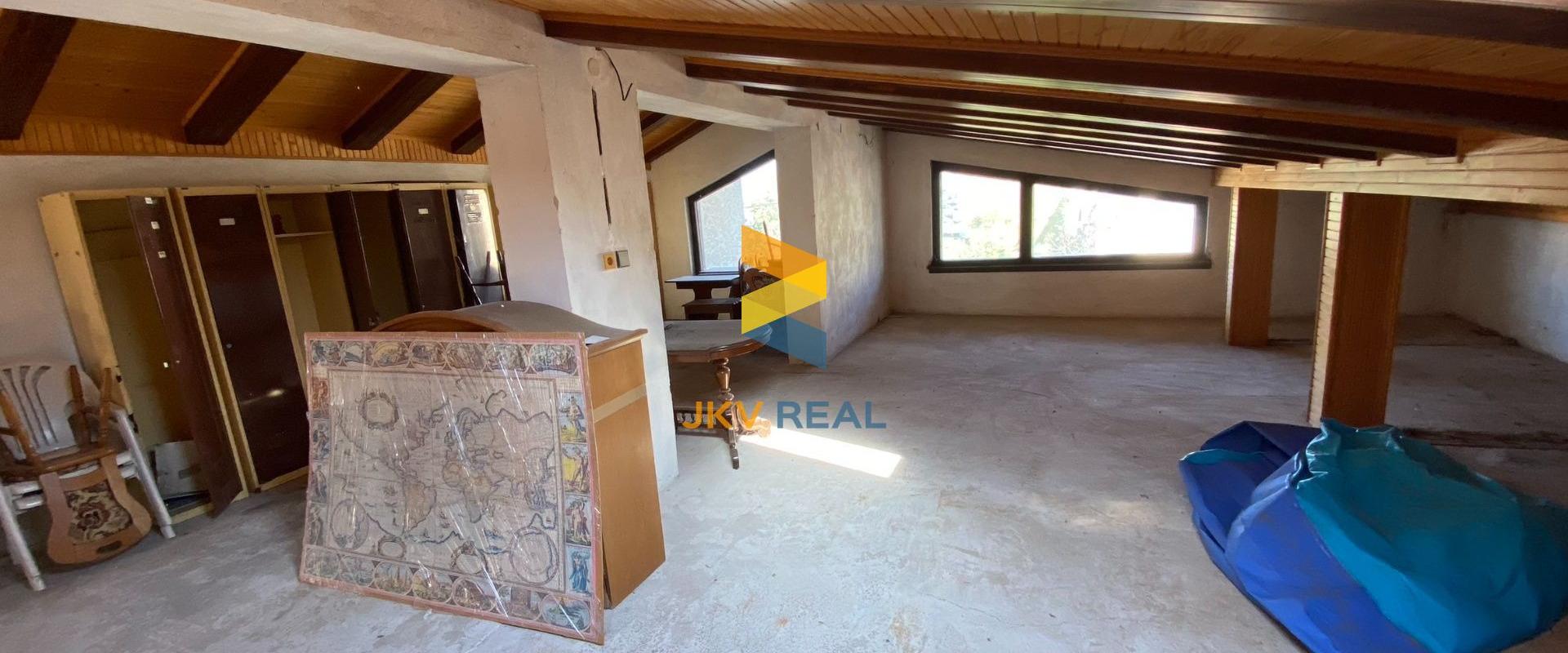 Priestranný rodinný dom so saunou, 2x garážou a priestorom na podnikanie - Veľké Úľany | JKV REAL