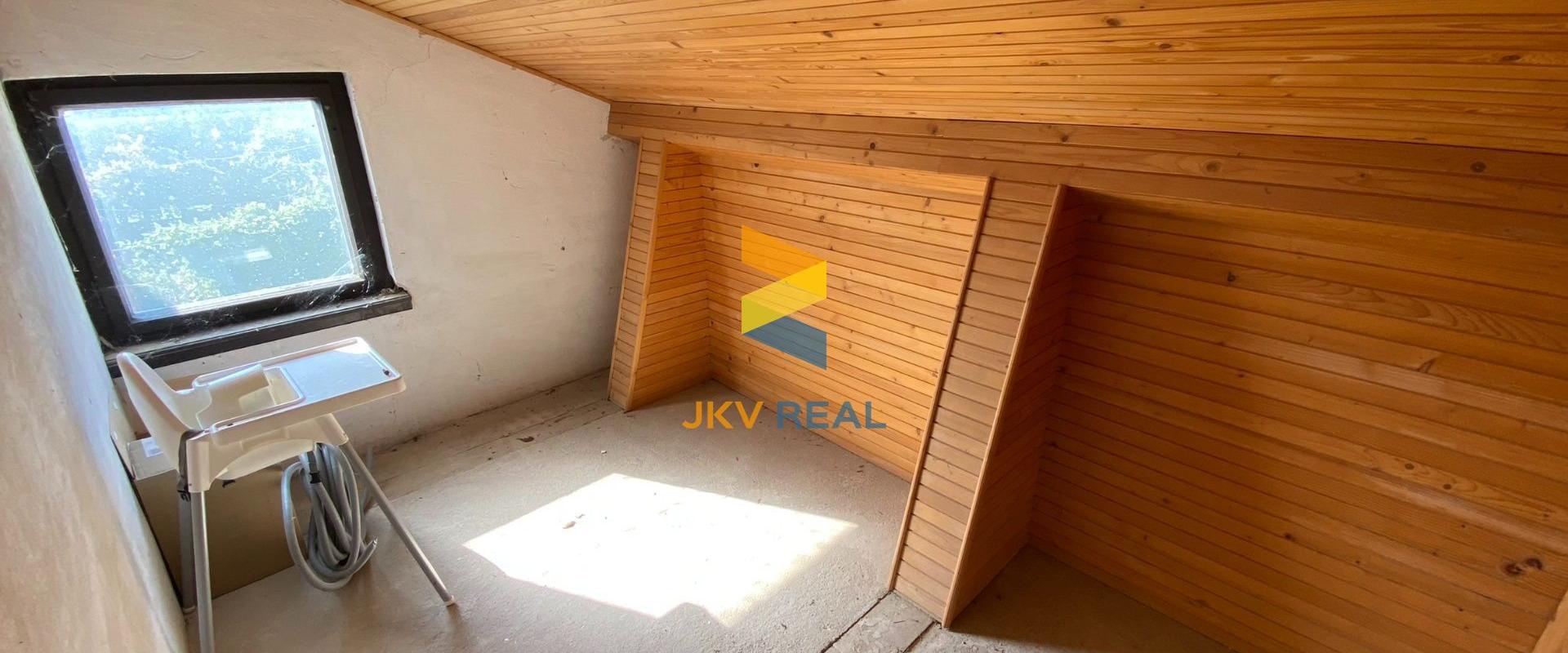 Priestranný rodinný dom so saunou, 2x garážou a priestorom na podnikanie - Veľké Úľany | JKV REAL