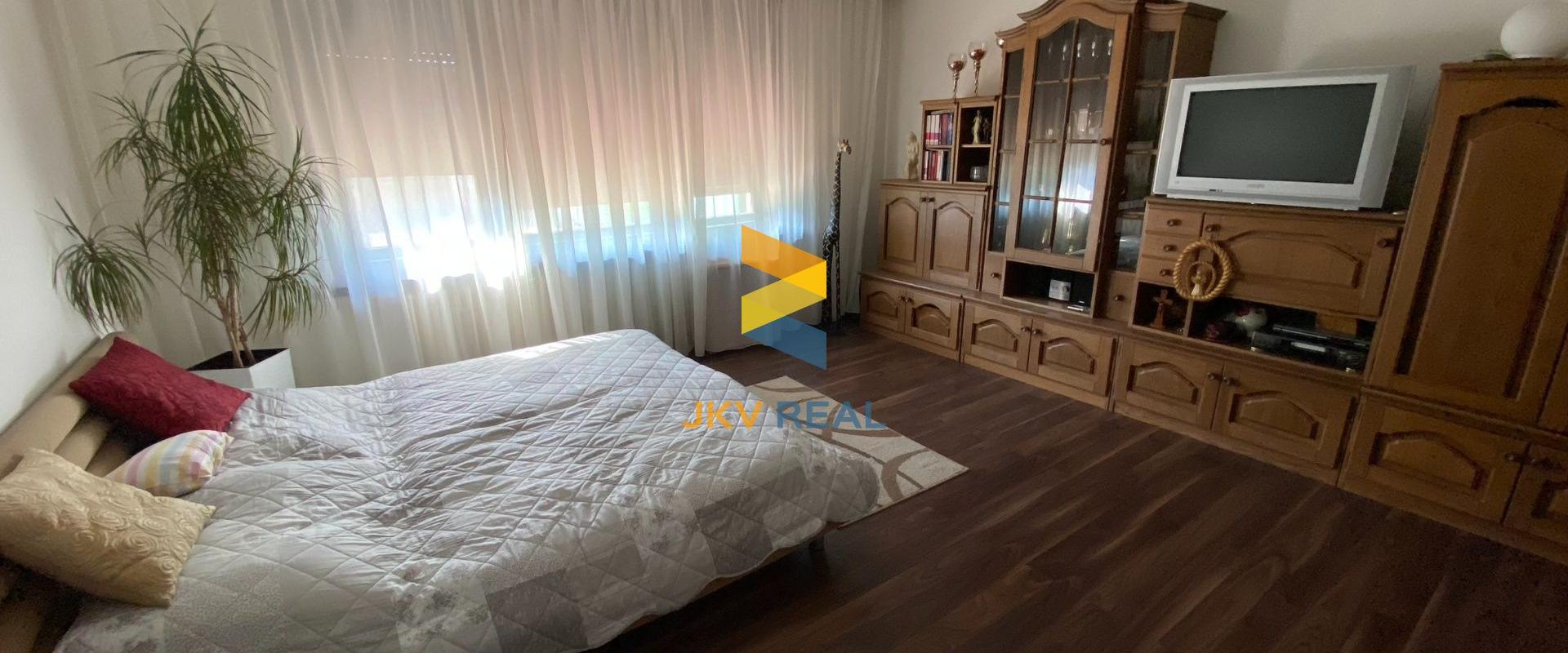 Priestranný rodinný dom so saunou, 2x garážou a priestorom na podnikanie - Veľké Úľany | JKV REAL