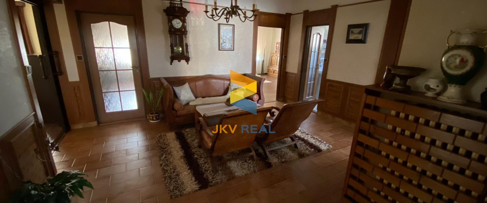 Priestranný rodinný dom so saunou, 2x garážou a priestorom na podnikanie - Veľké Úľany | JKV REAL