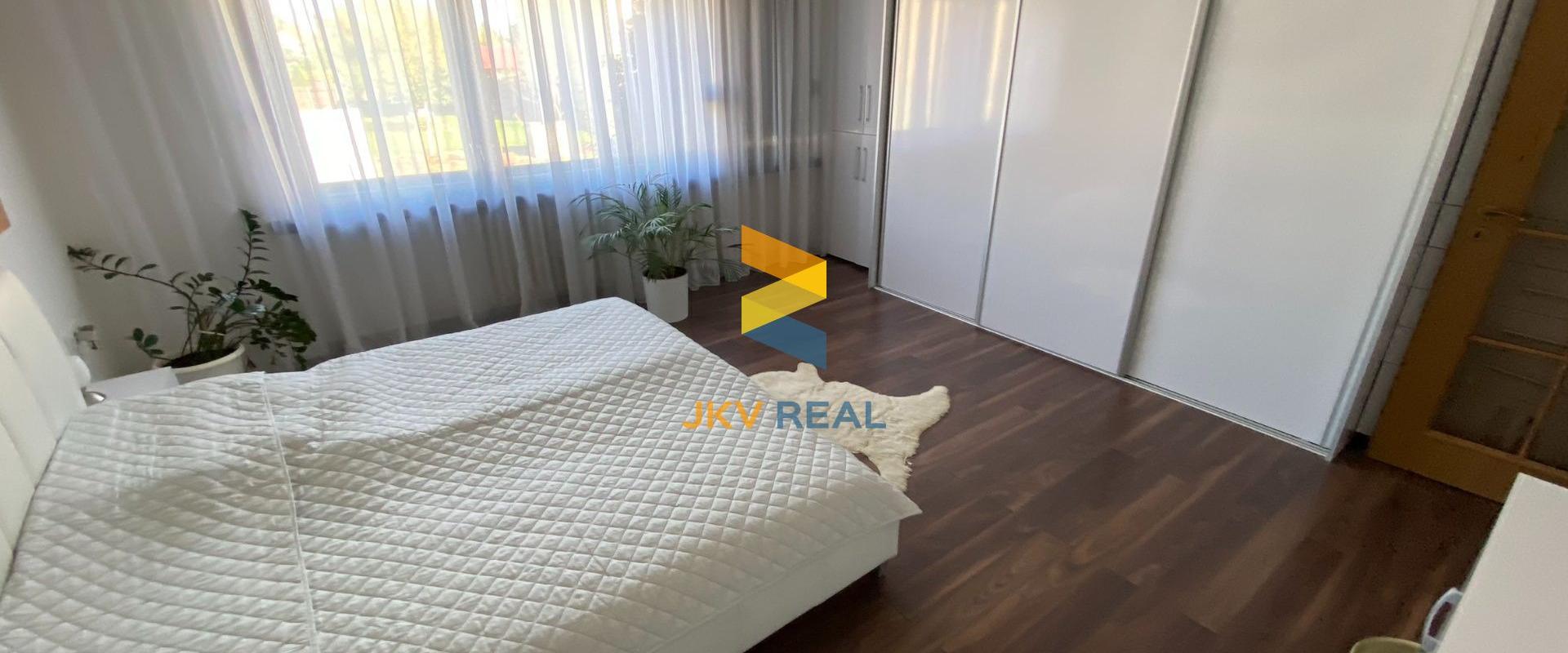 Priestranný rodinný dom so saunou, 2x garážou a priestorom na podnikanie - Veľké Úľany | JKV REAL