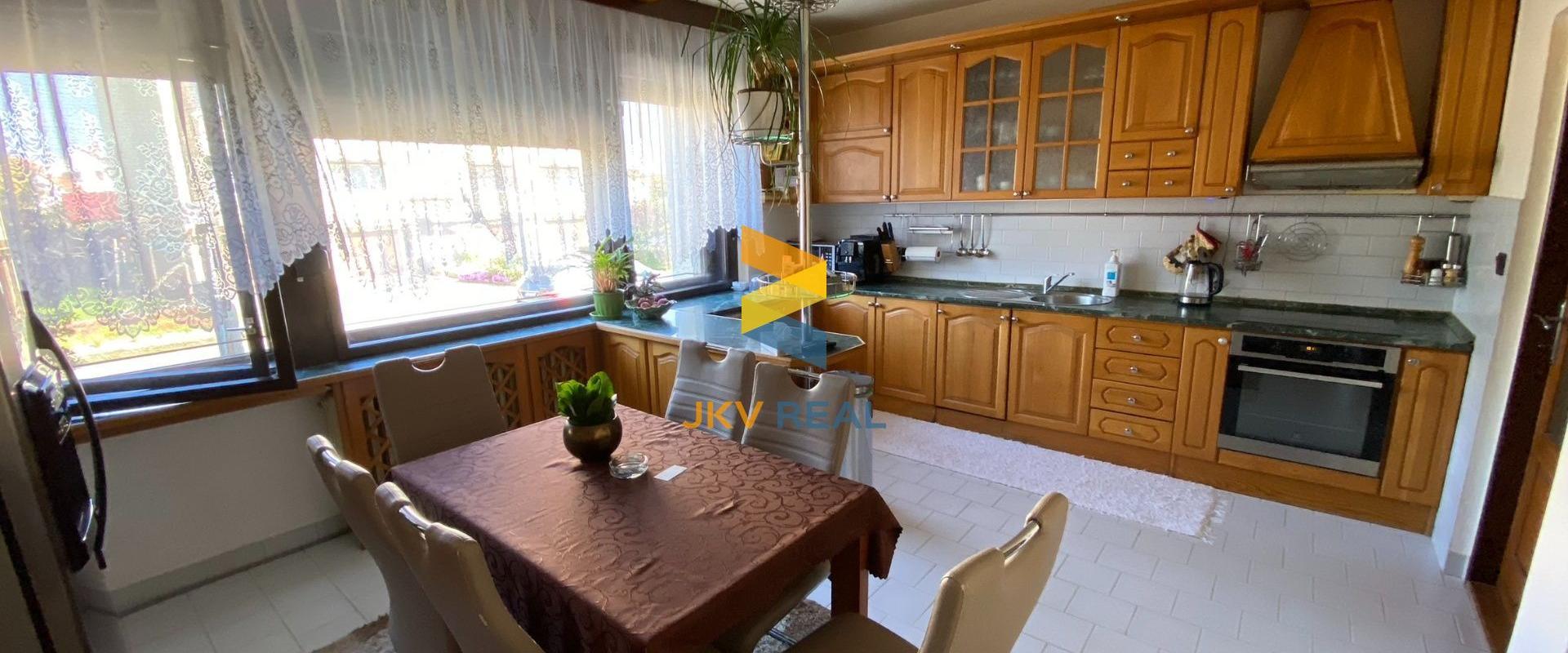 Priestranný rodinný dom so saunou, 2x garážou a priestorom na podnikanie - Veľké Úľany | JKV REAL