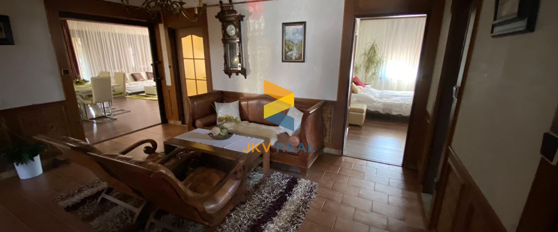 Priestranný rodinný dom so saunou, 2x garážou a priestorom na podnikanie - Veľké Úľany | JKV REAL