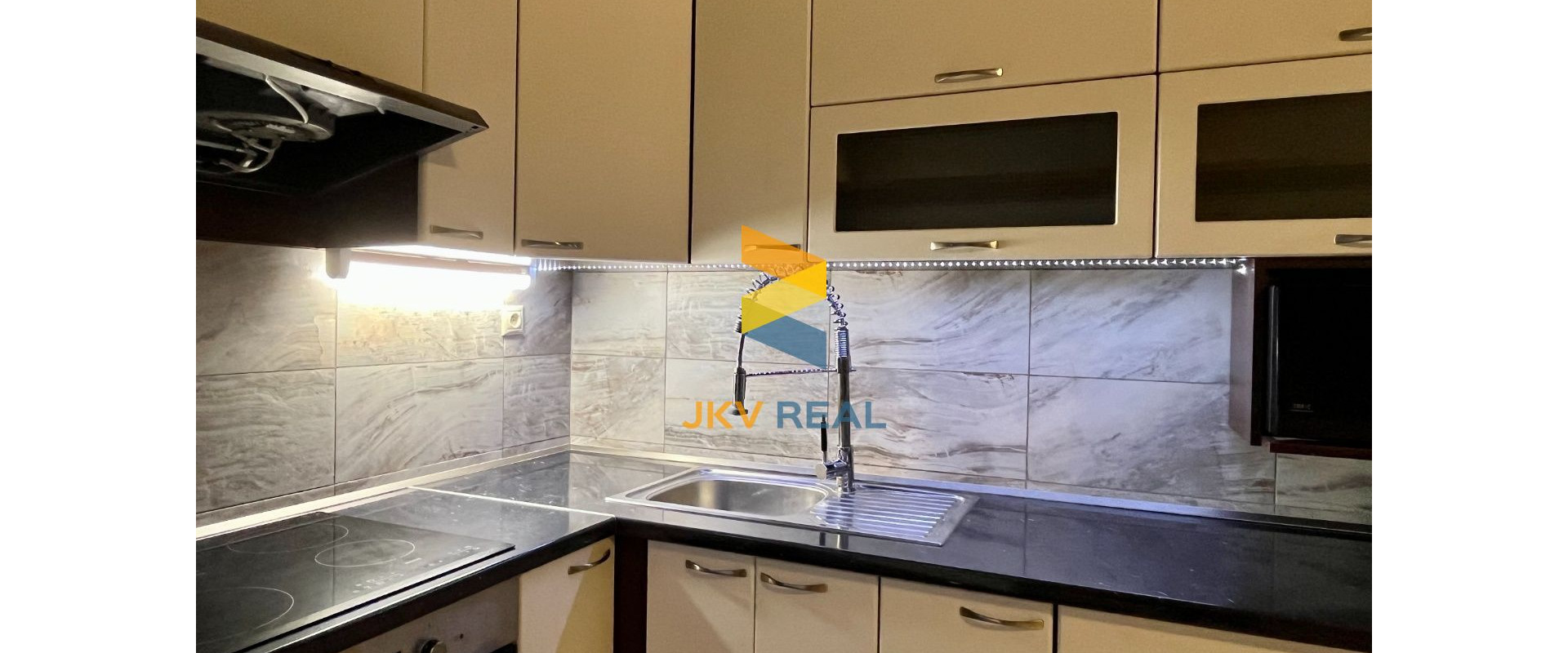 Realitná kancelária JKV REAL so súhlasom majiteľa ponúka na prenájom 3 izbový byt na Riečnej ulici v Prievidzi.