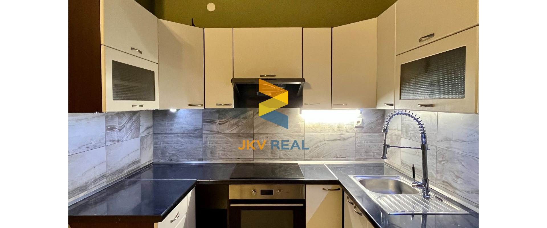 Realitná kancelária JKV REAL so súhlasom majiteľa ponúka na prenájom 3 izbový byt na Riečnej ulici v Prievidzi.