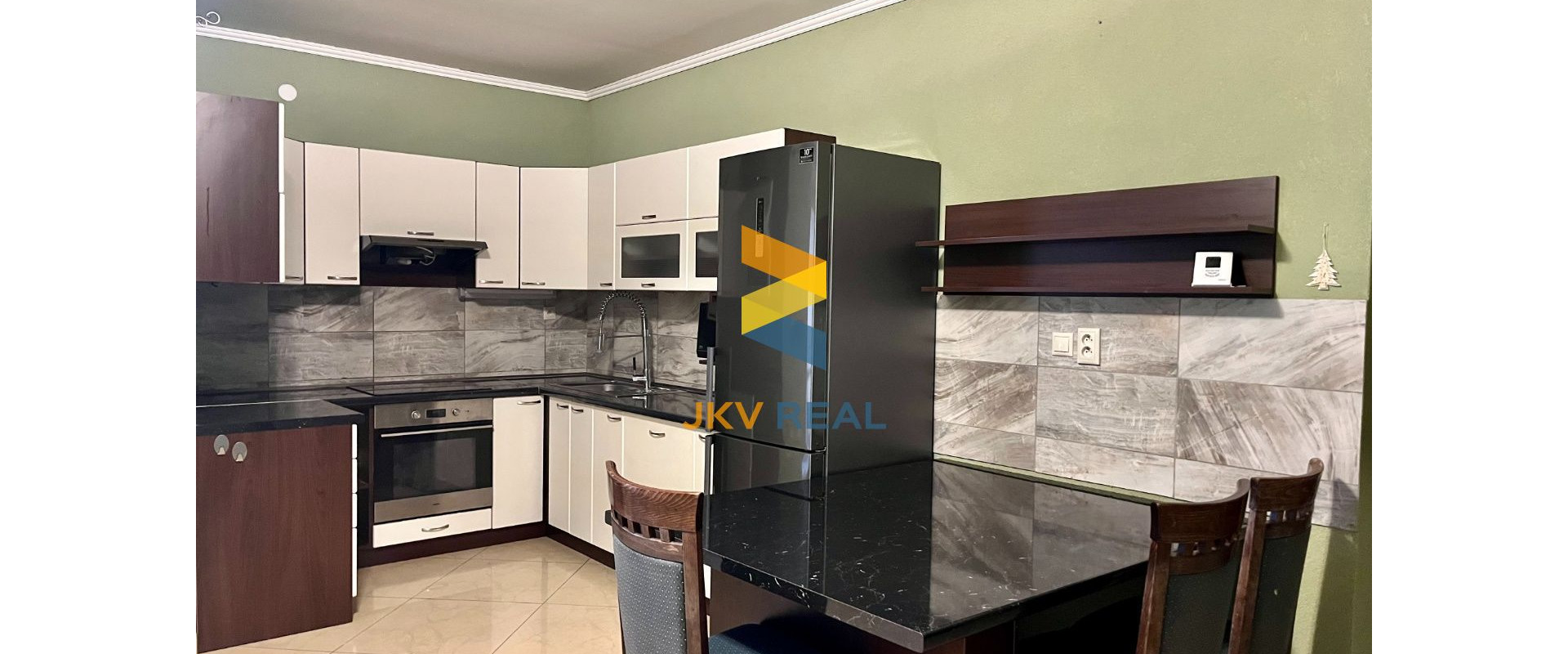 Realitná kancelária JKV REAL so súhlasom majiteľa ponúka na prenájom 3 izbový byt na Riečnej ulici v Prievidzi.