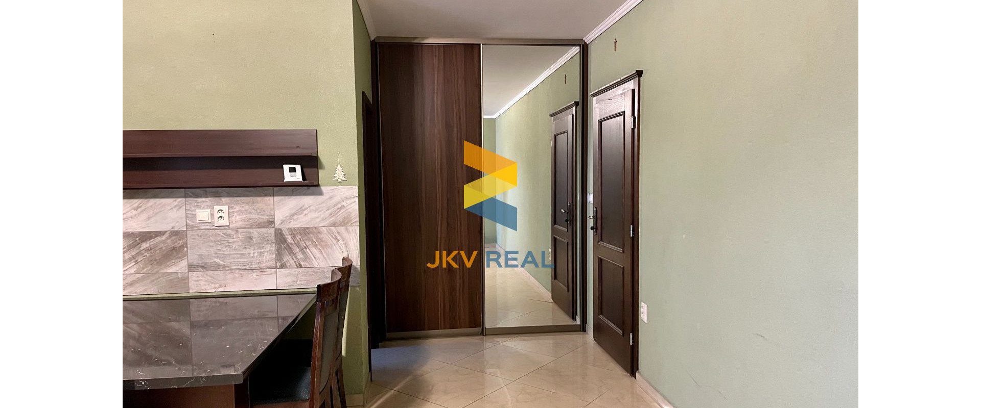 Realitná kancelária JKV REAL so súhlasom majiteľa ponúka na prenájom 3 izbový byt na Riečnej ulici v Prievidzi.