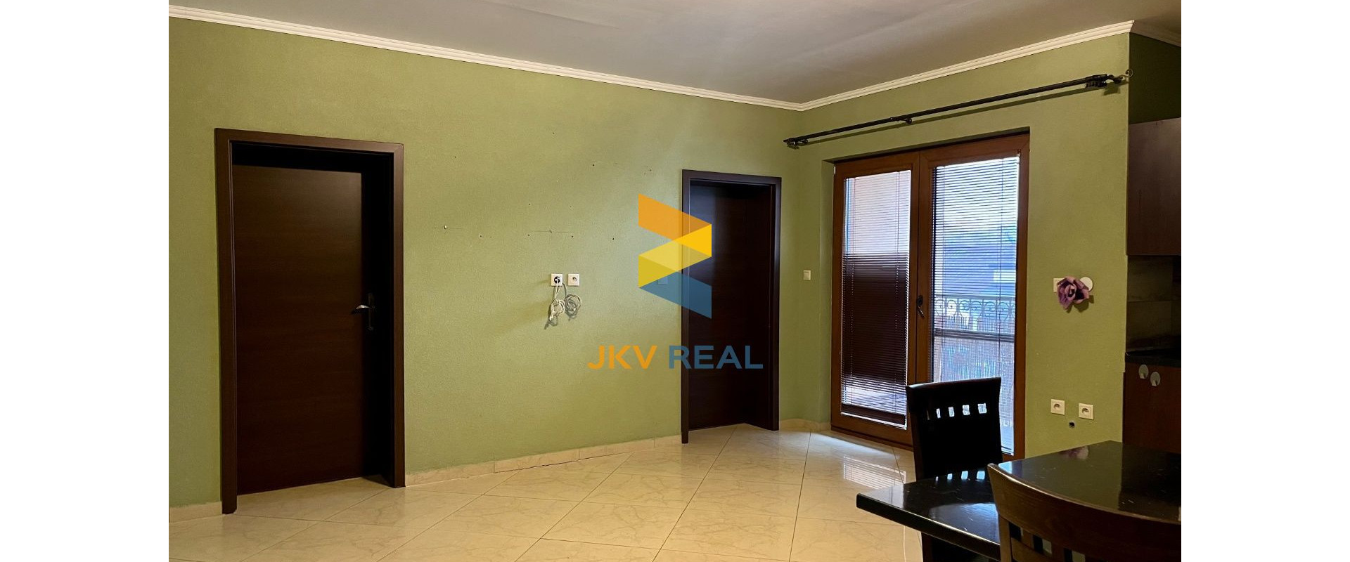 Realitná kancelária JKV REAL so súhlasom majiteľa ponúka na prenájom 3 izbový byt na Riečnej ulici v Prievidzi.