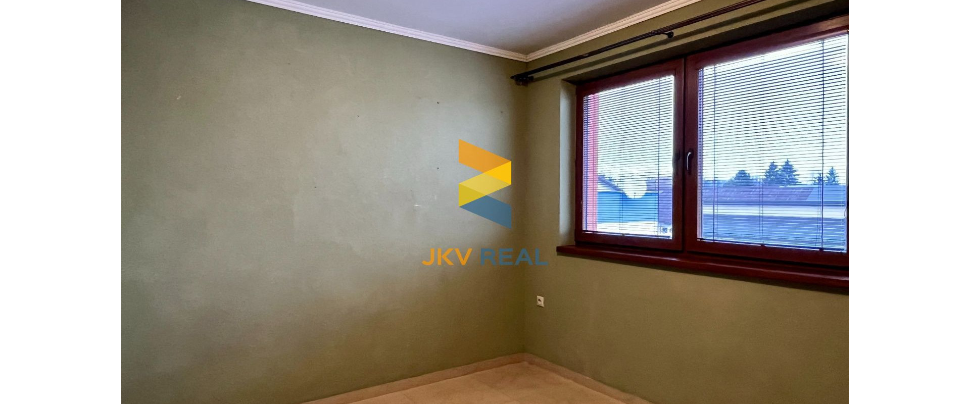 Realitná kancelária JKV REAL so súhlasom majiteľa ponúka na prenájom 3 izbový byt na Riečnej ulici v Prievidzi.