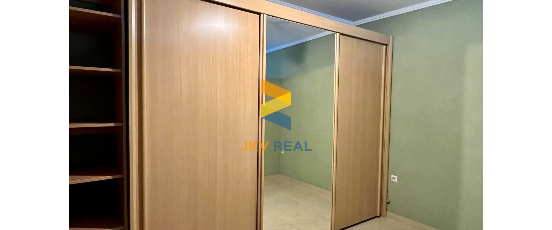 Realitná kancelária JKV REAL so súhlasom majiteľa ponúka na prenájom 3 izbový byt na Riečnej ulici v Prievidzi.