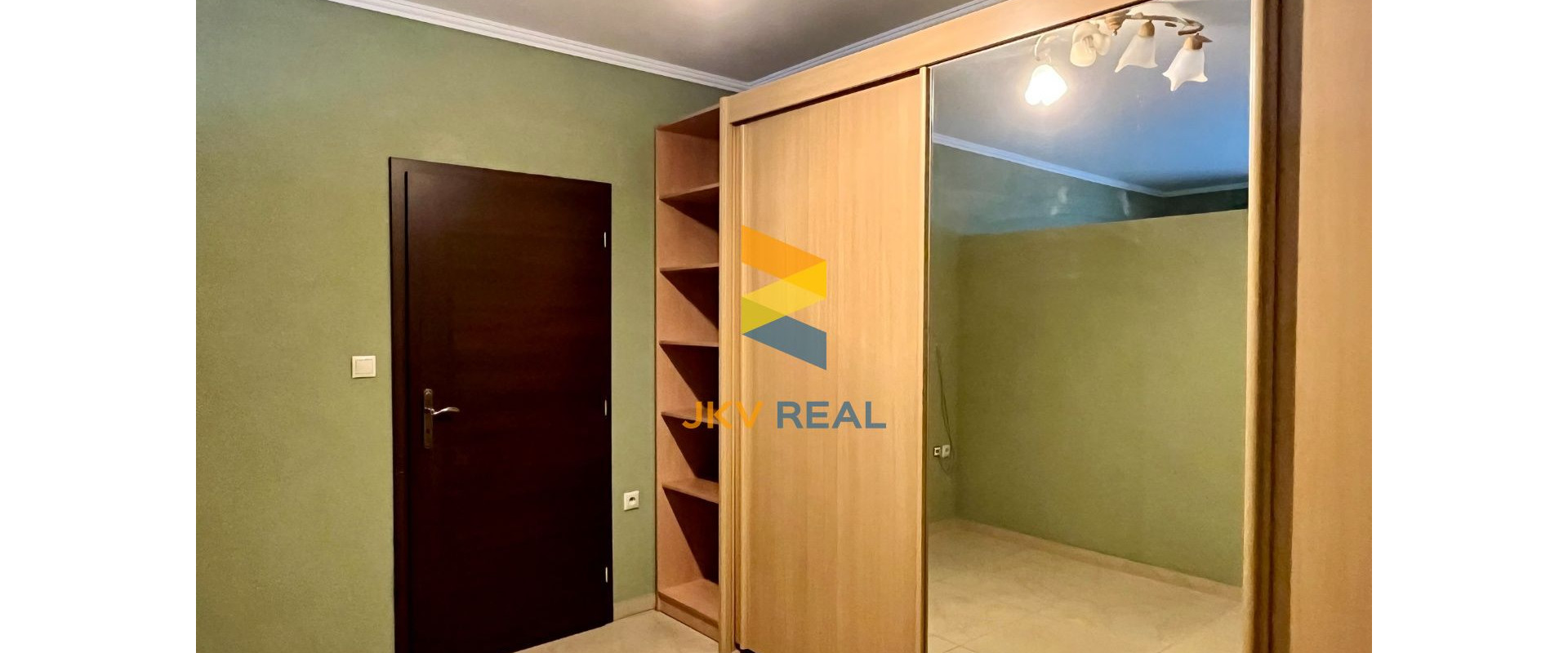 Realitná kancelária JKV REAL so súhlasom majiteľa ponúka na prenájom 3 izbový byt na Riečnej ulici v Prievidzi.