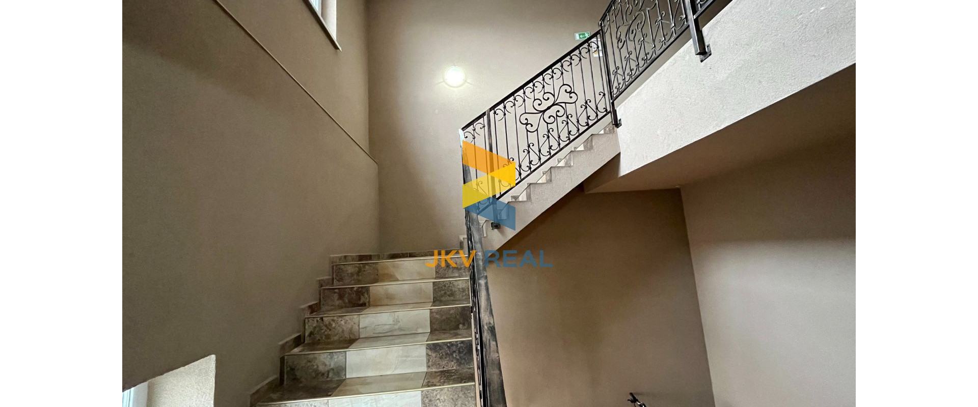 Realitná kancelária JKV REAL so súhlasom majiteľa ponúka na prenájom 3 izbový byt na Riečnej ulici v Prievidzi.