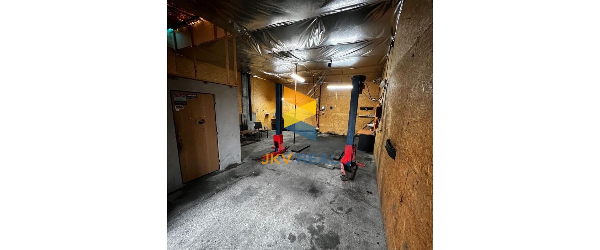 Realitná kancelária JKV REAL so súhlasom majiteľa ponúka na prenájom opravárenské priestory / sklad na Podjazdovej ulici v Prievidzi.