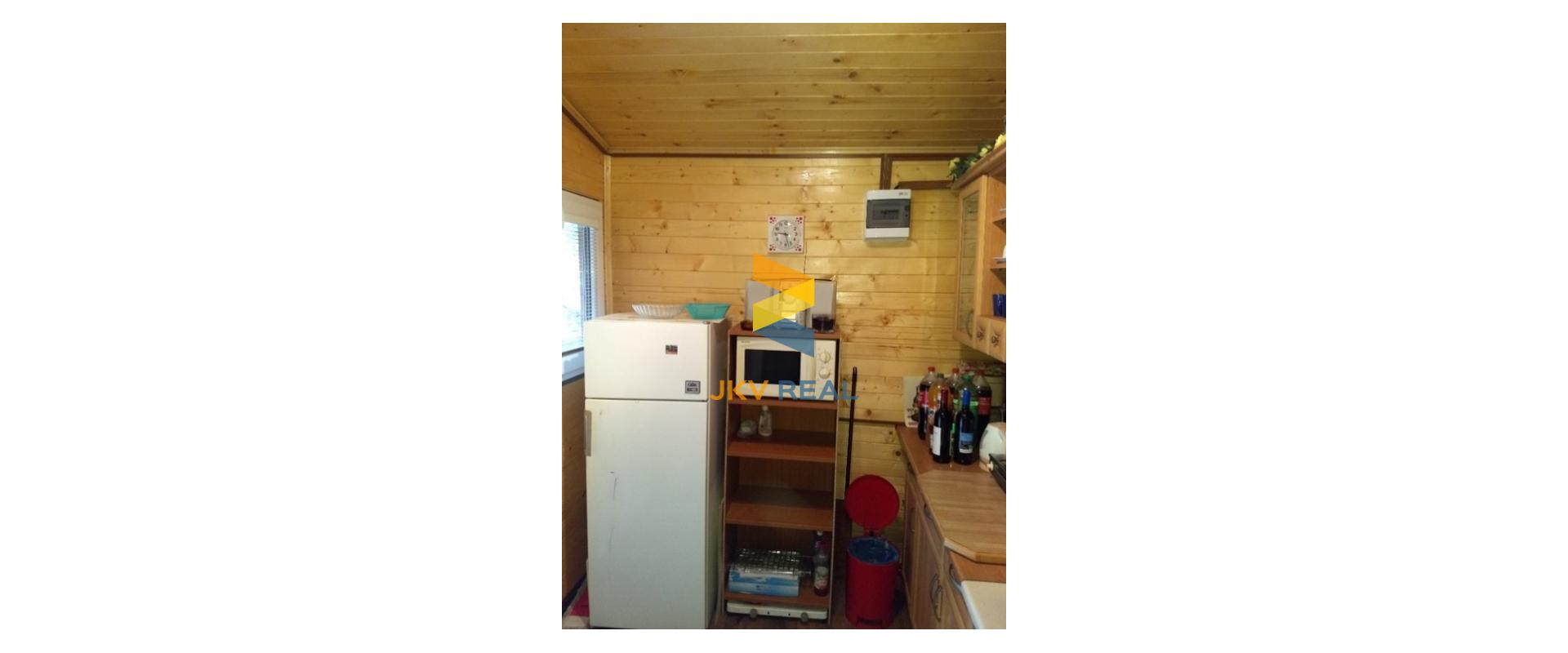 Realitná kancelária JKV REAL so súhlasom majiteľa ponúka na predaj chatku v termálnom kúpalisku Chalmová