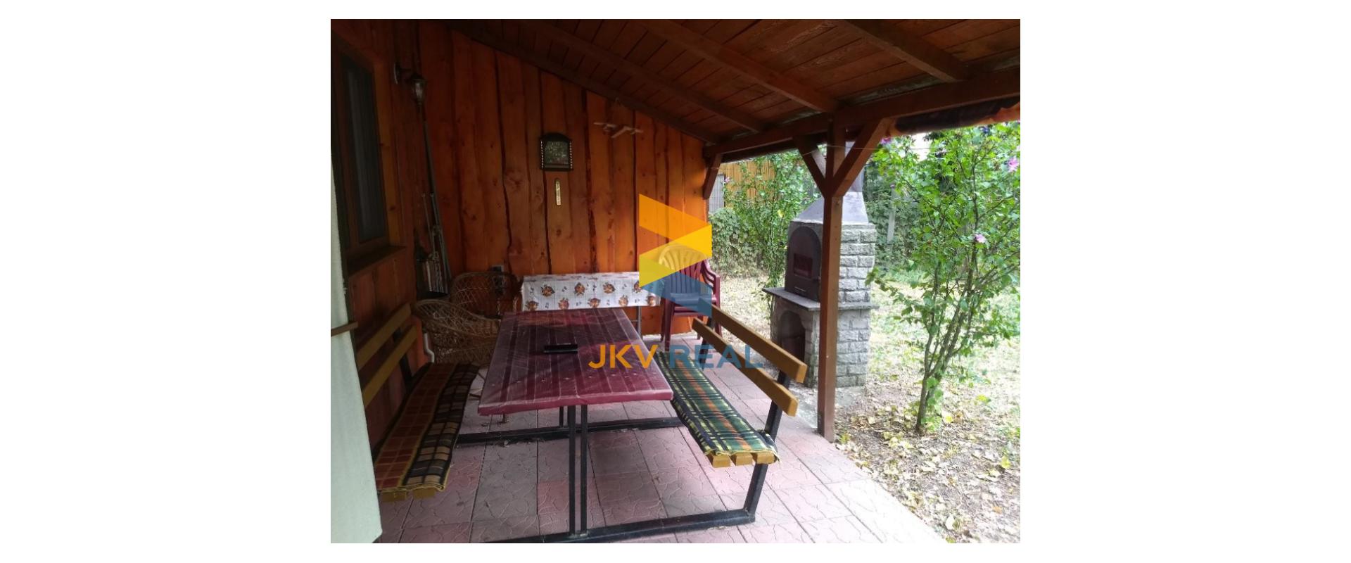 Realitná kancelária JKV REAL so súhlasom majiteľa ponúka na predaj chatku v termálnom kúpalisku Chalmová
