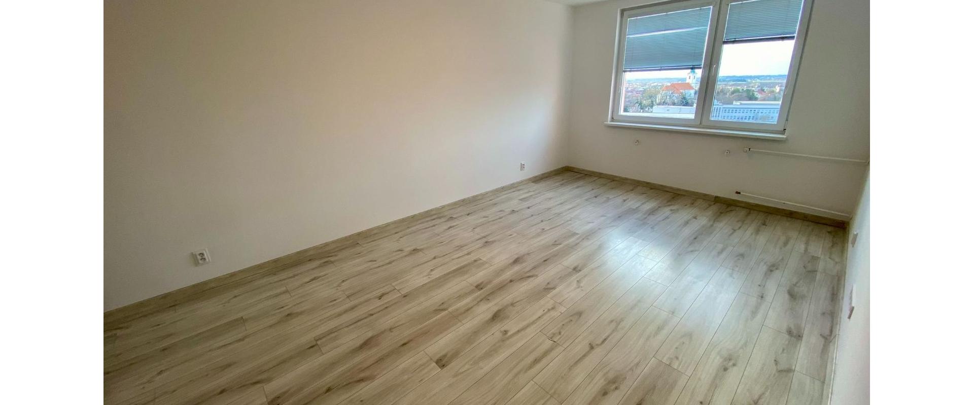 Novo zrekonštruovaný 3-izbový byt - centrum Senec s lodžiou a špajzou vedľa bytu