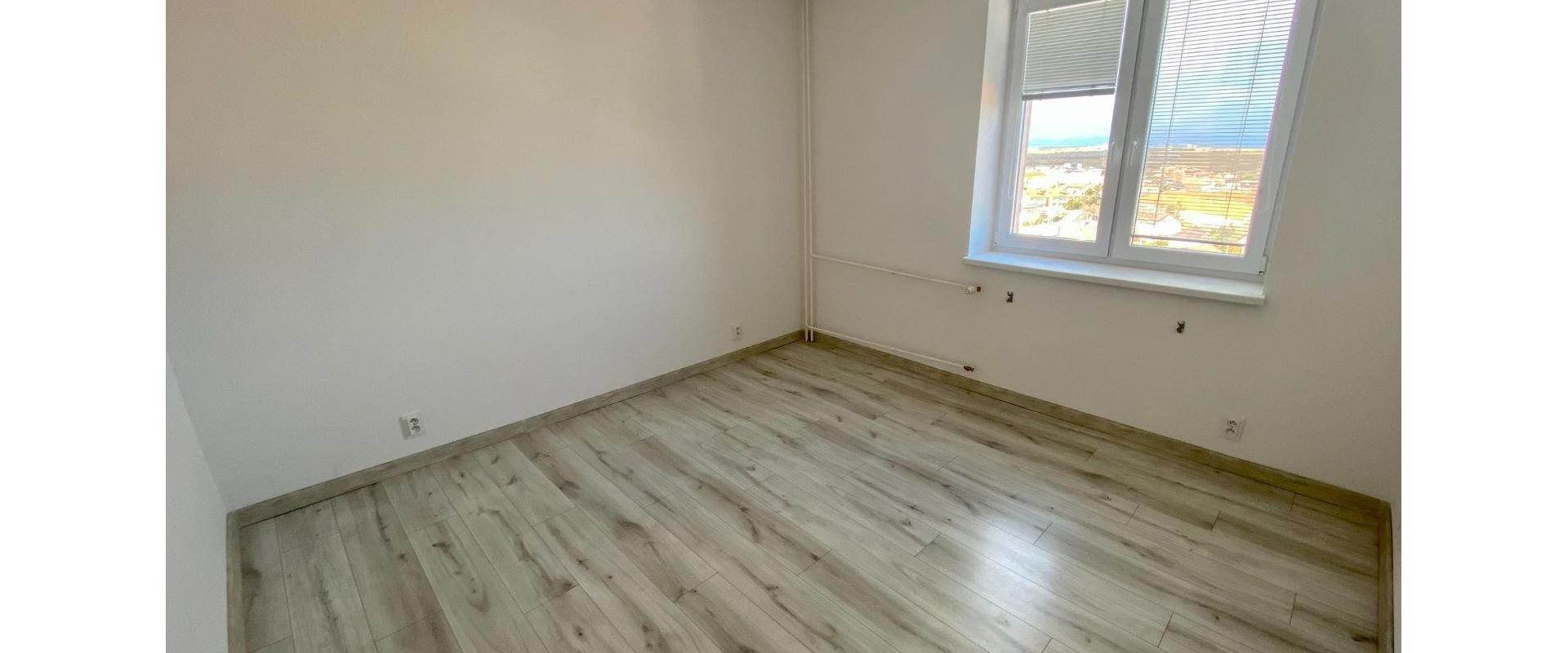 Novo zrekonštruovaný 3-izbový byt - centrum Senec s lodžiou a špajzou vedľa bytu