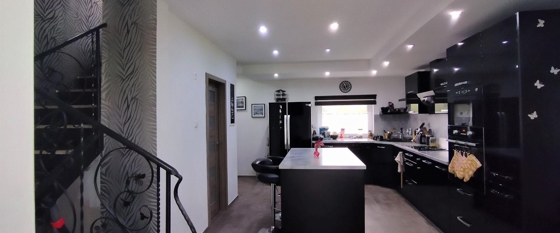 Rodinný dom po rekonštrukcii s rozľahlým pozemkom na predaj v obci Ondrejovce I JKV REAL