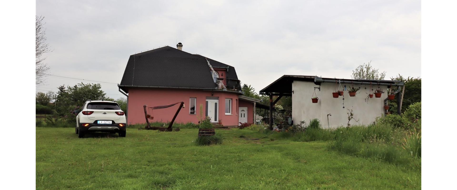 Rodinný dom po rekonštrukcii s rozľahlým pozemkom na predaj v obci Ondrejovce I JKV REAL