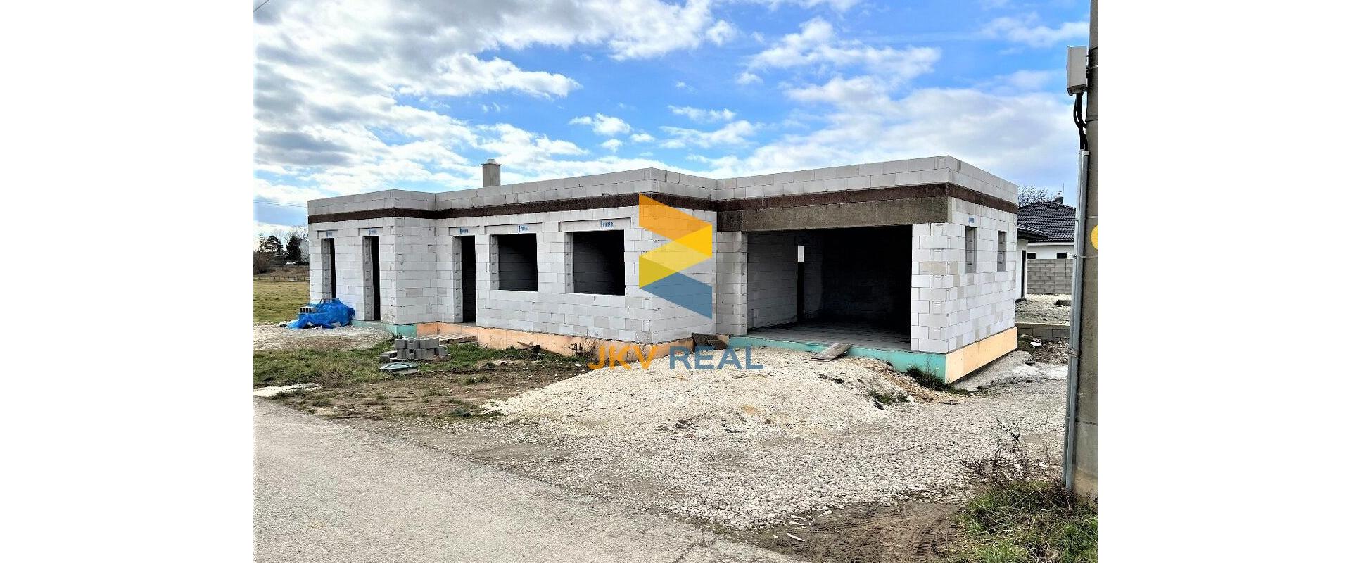 JKV REAL | Ponúkame na predaj kvalitnú NOVOSTAVBU RODINNÉHO DOMU v obci Bojničky