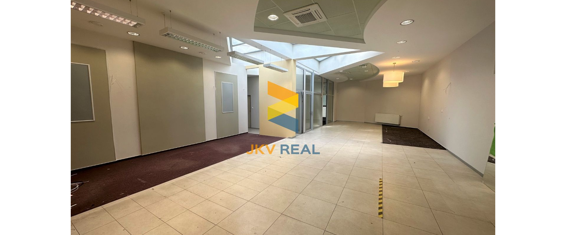 KANCELÁRSKE PRIESTORY PRE BANKU ALEBO POISŤOVŇU V CENTRE + PARKING