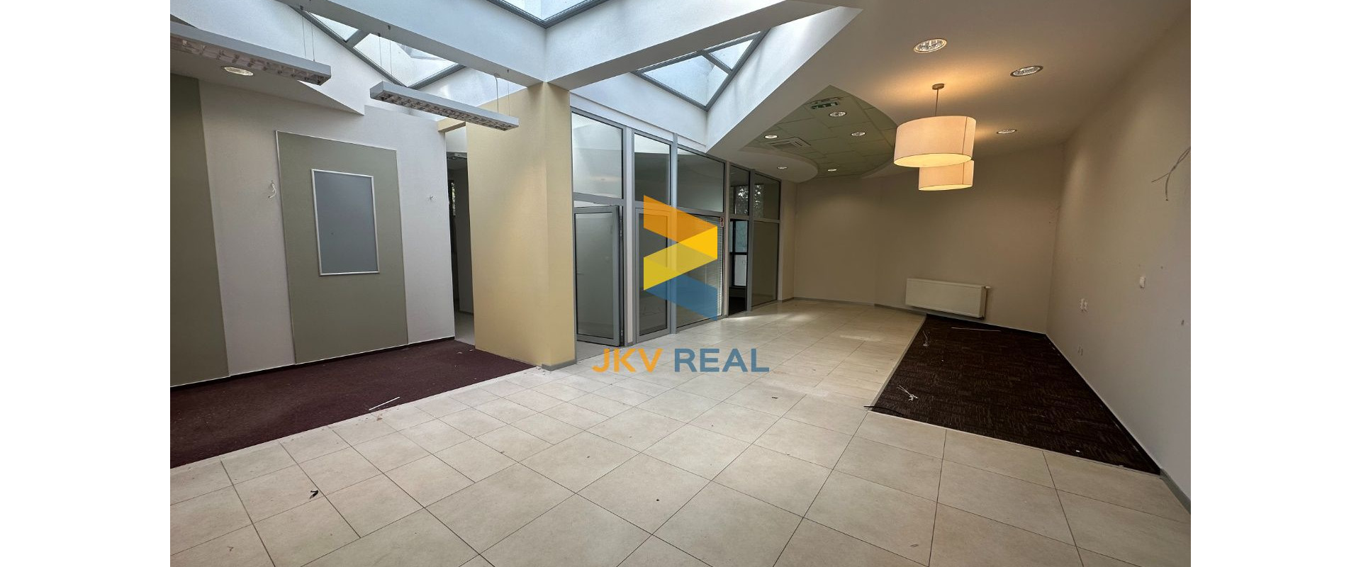 KANCELÁRSKE PRIESTORY PRE BANKU ALEBO POISŤOVŇU V CENTRE + PARKING