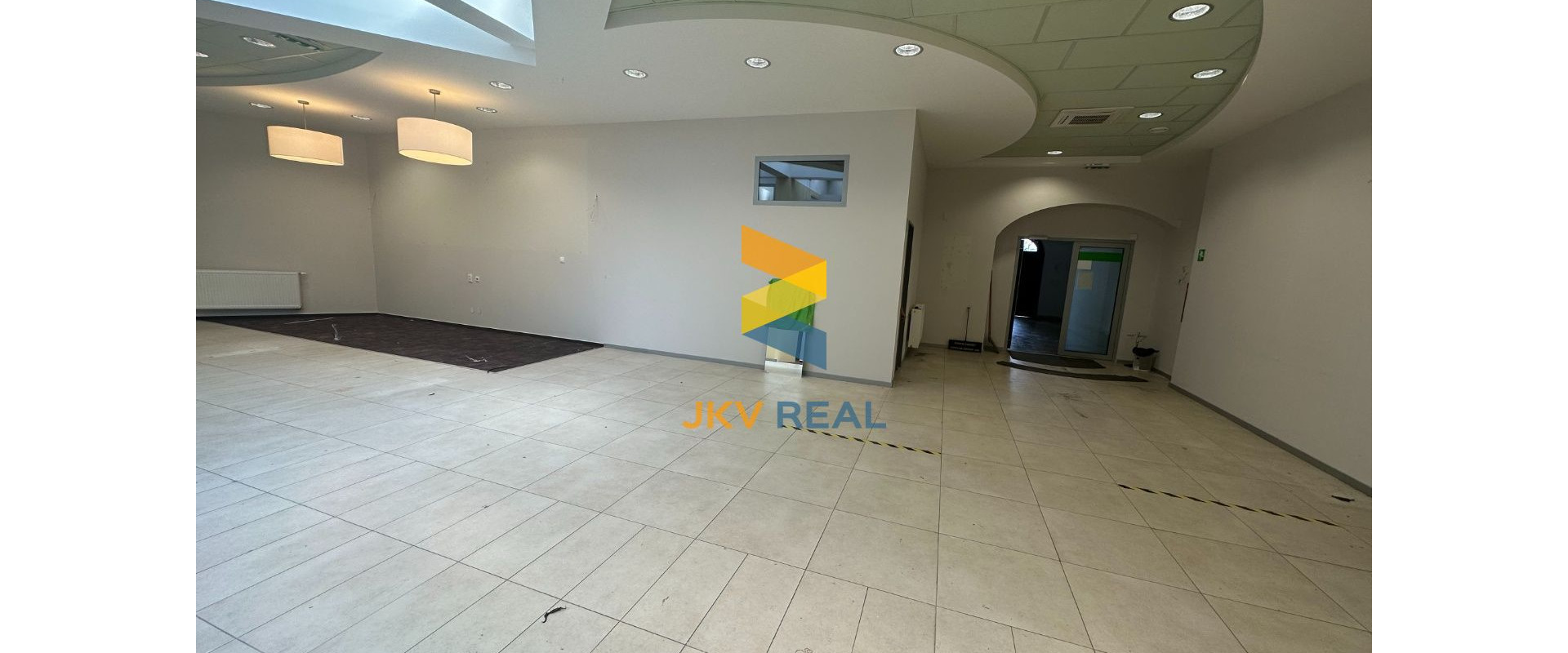 KANCELÁRSKE PRIESTORY PRE BANKU ALEBO POISŤOVŇU V CENTRE + PARKING