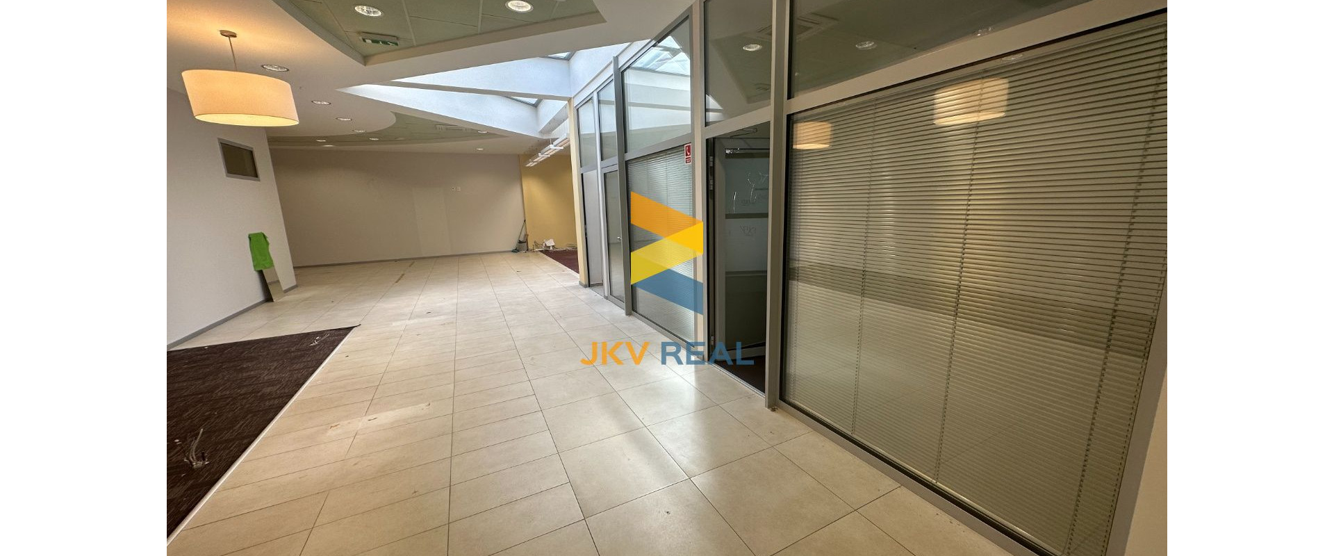 KANCELÁRSKE PRIESTORY PRE BANKU ALEBO POISŤOVŇU V CENTRE + PARKING