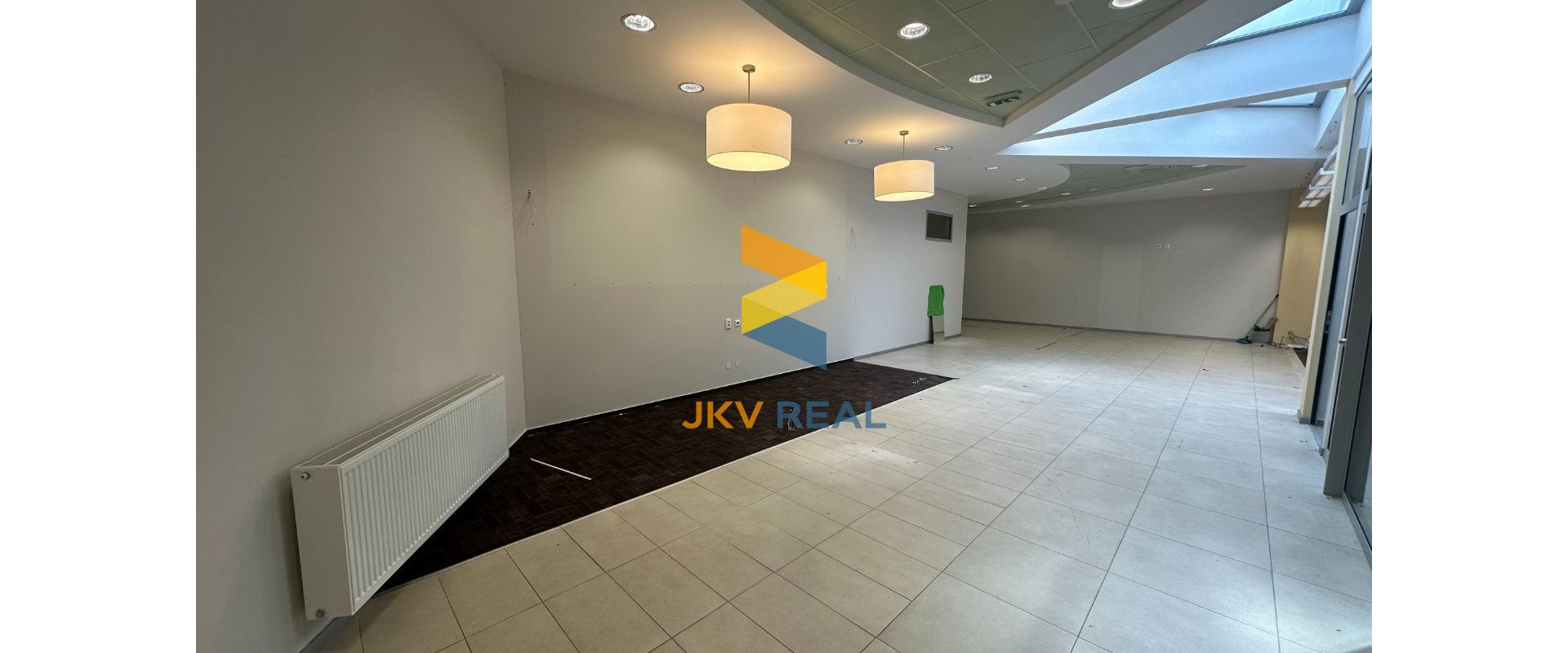 KANCELÁRSKE PRIESTORY PRE BANKU ALEBO POISŤOVŇU V CENTRE + PARKING