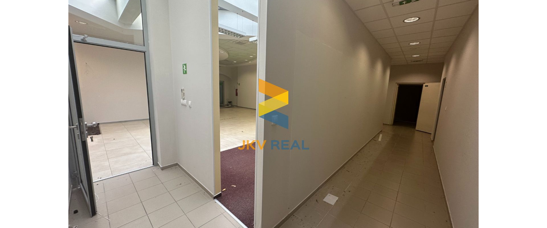 KANCELÁRSKE PRIESTORY PRE BANKU ALEBO POISŤOVŇU V CENTRE + PARKING