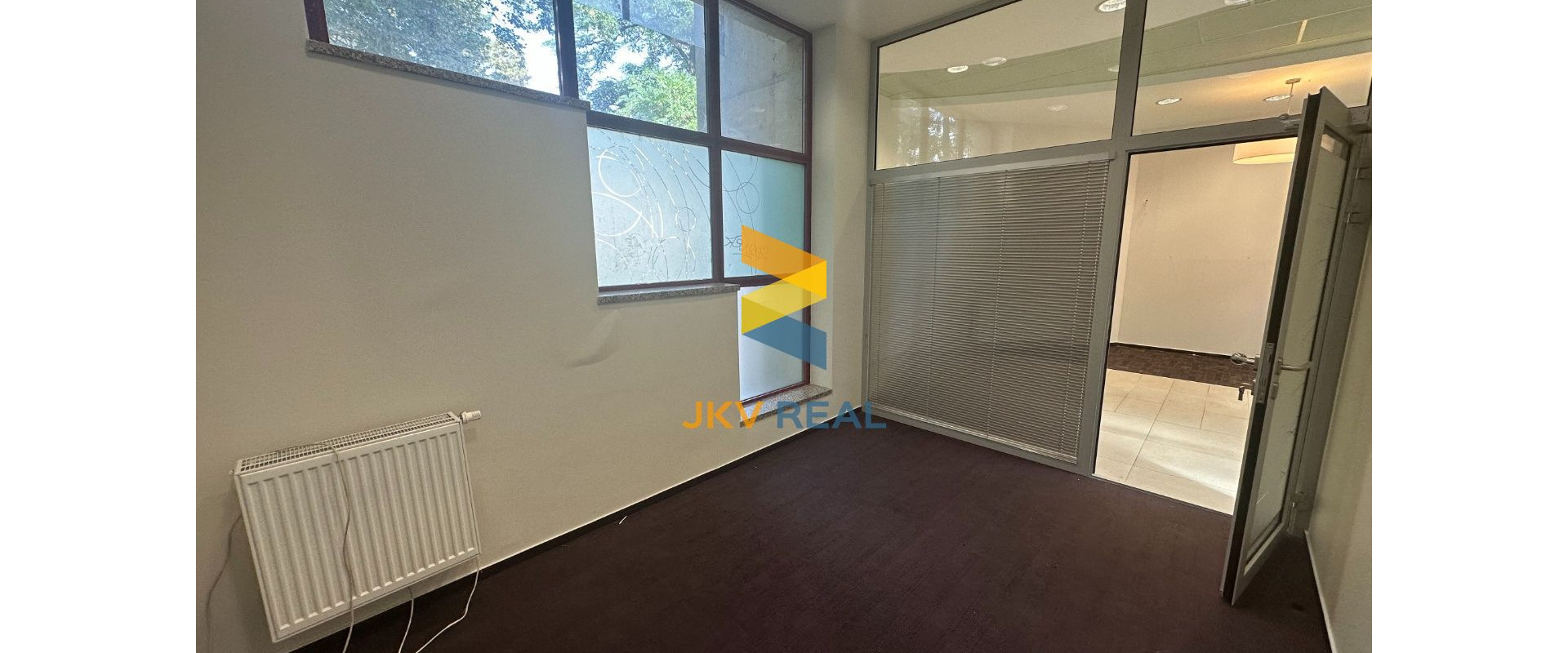 KANCELÁRSKE PRIESTORY PRE BANKU ALEBO POISŤOVŇU V CENTRE + PARKING