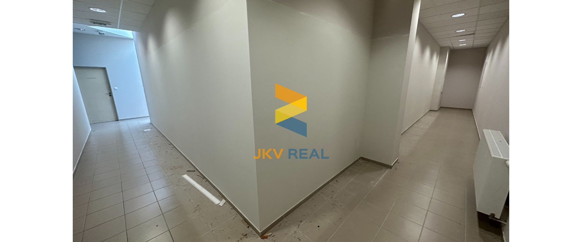 KANCELÁRSKE PRIESTORY PRE BANKU ALEBO POISŤOVŇU V CENTRE + PARKING