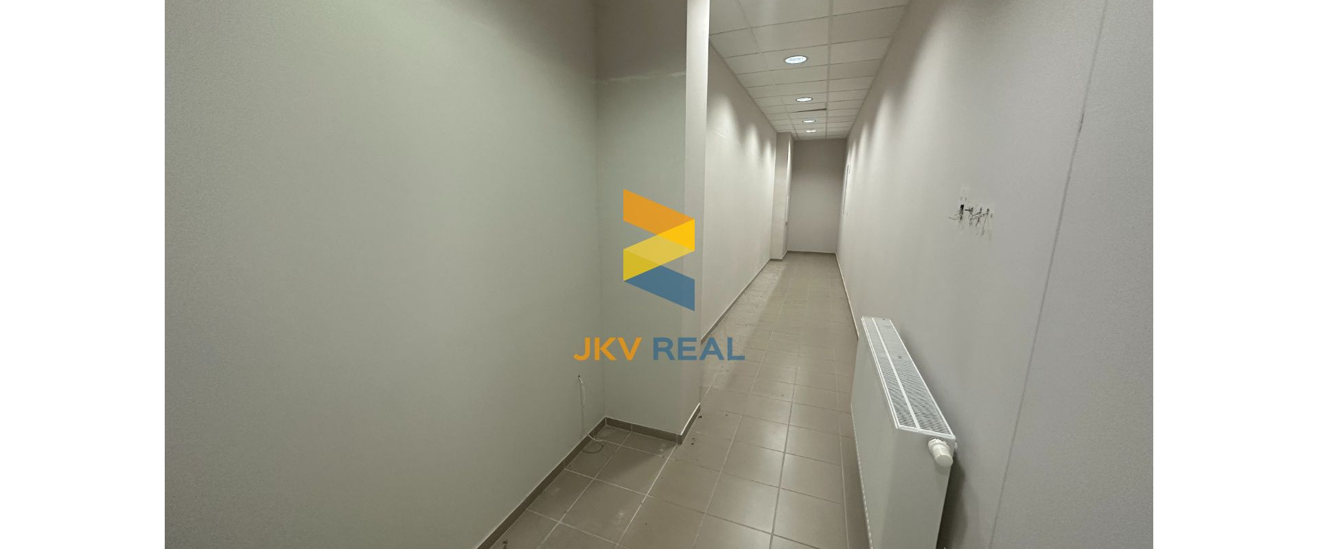 KANCELÁRSKE PRIESTORY PRE BANKU ALEBO POISŤOVŇU V CENTRE + PARKING