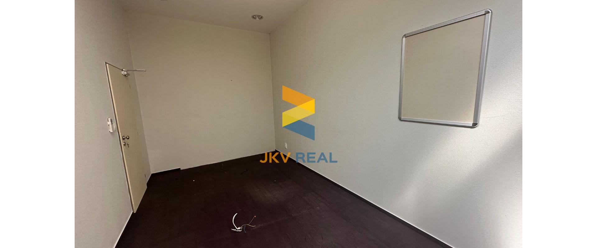 KANCELÁRSKE PRIESTORY PRE BANKU ALEBO POISŤOVŇU V CENTRE + PARKING