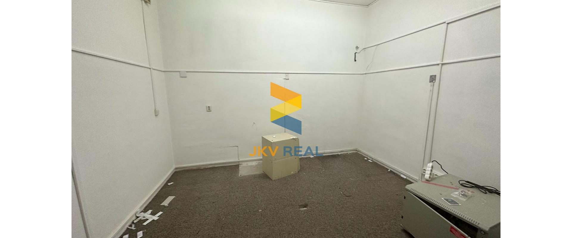 KANCELÁRSKE PRIESTORY PRE BANKU ALEBO POISŤOVŇU V CENTRE + PARKING