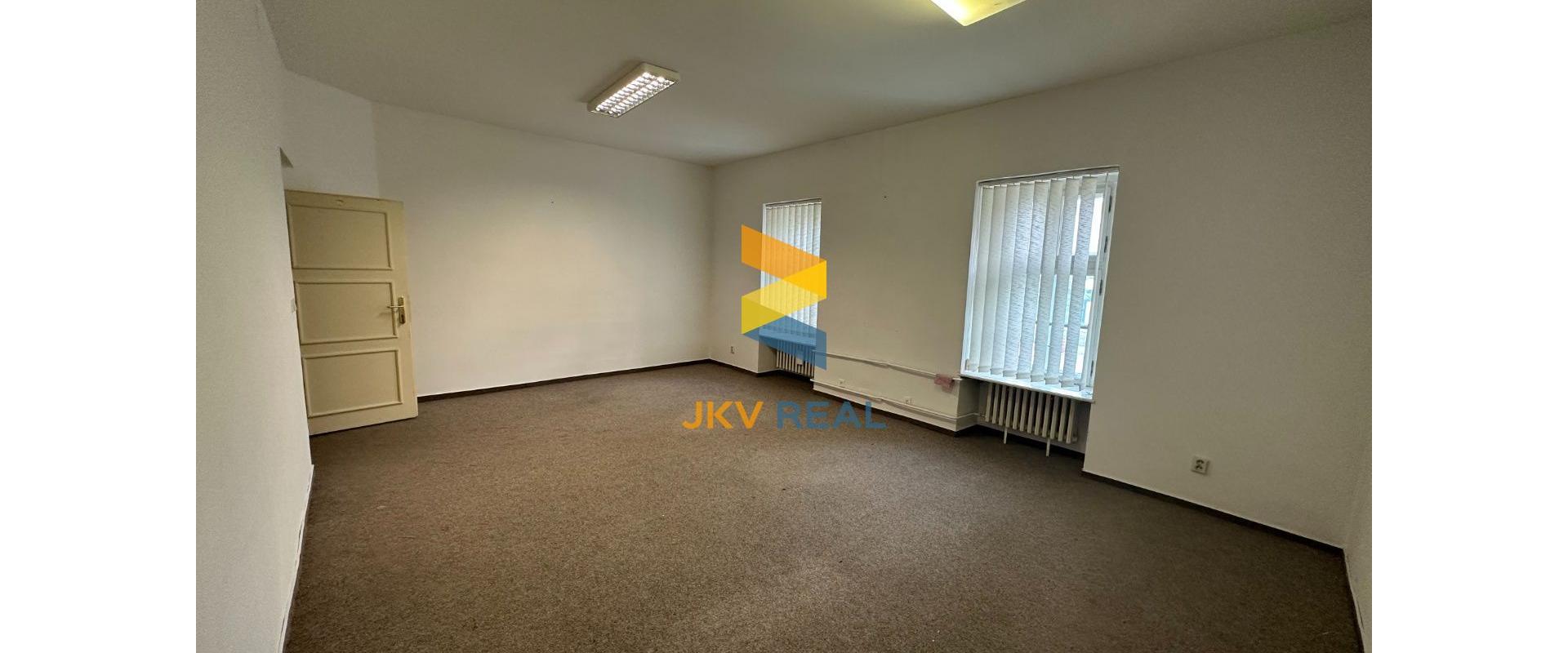 KANCELÁRSKE PRIESTORY PRE BANKU ALEBO POISŤOVŇU V CENTRE + PARKING