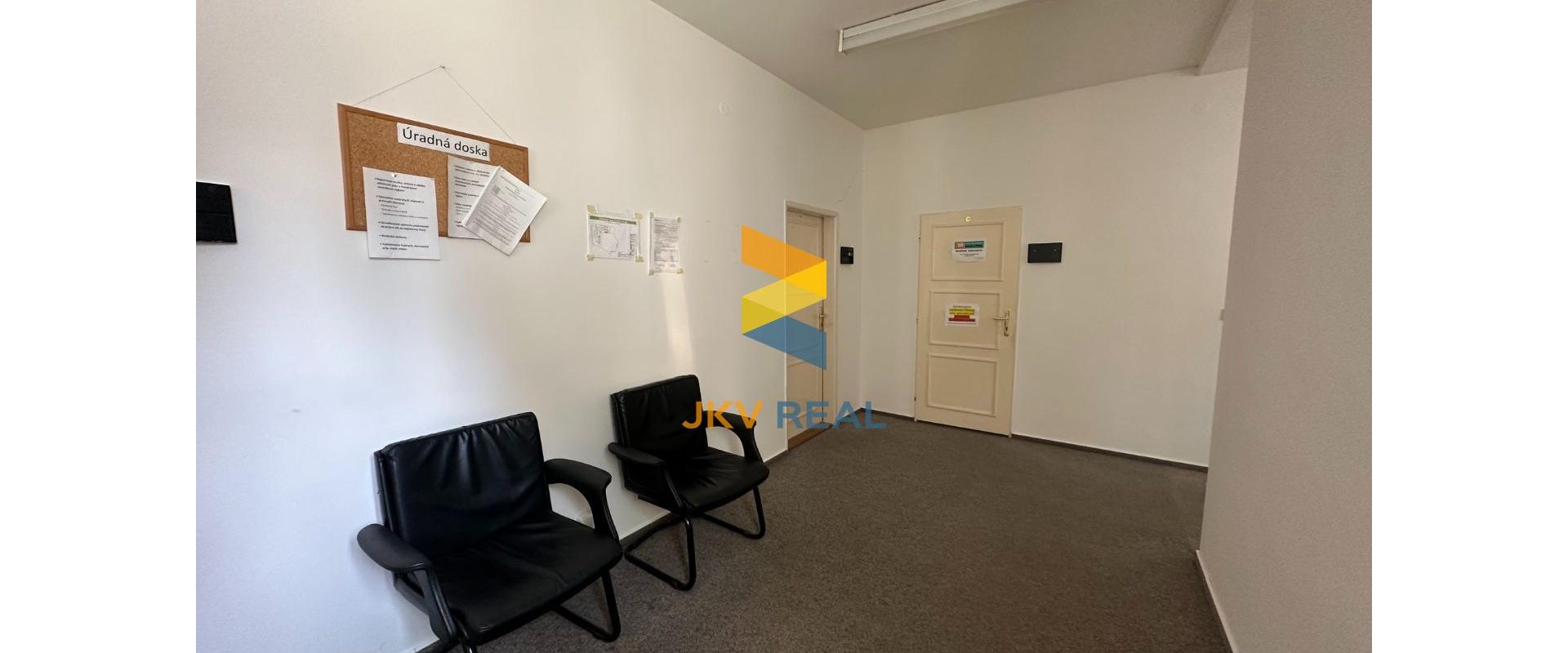 KANCELÁRSKE PRIESTORY PRE BANKU ALEBO POISŤOVŇU V CENTRE + PARKING