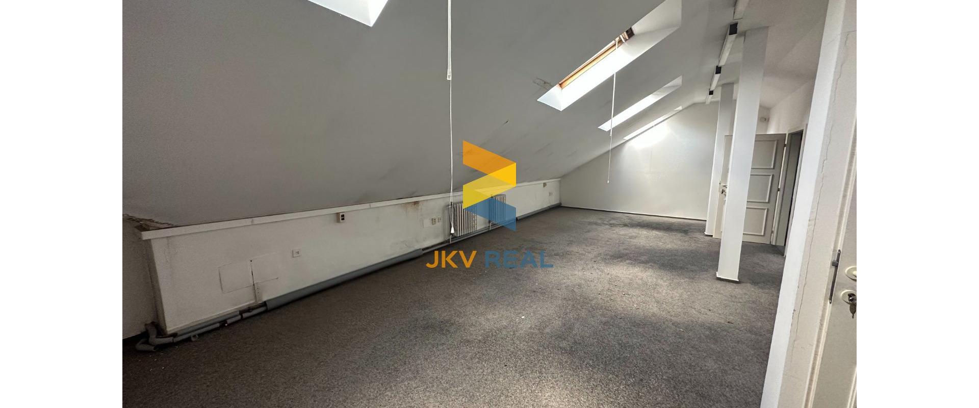 KANCELÁRSKE PRIESTORY PRE BANKU ALEBO POISŤOVŇU V CENTRE + PARKING